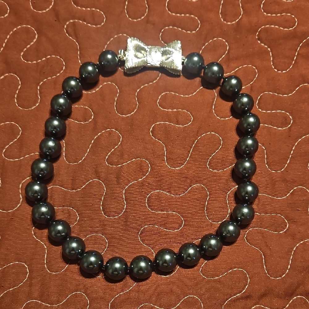 Elegant Black Beaded Bracelet with Silver Bow